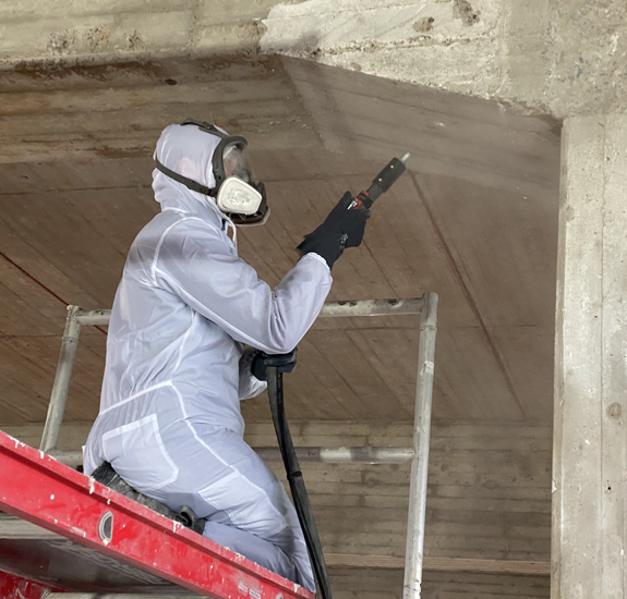 Nat - en droog stralen van betonnen wanden en plafonds