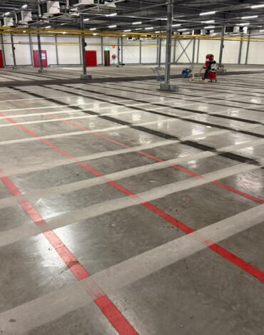 Betonvloer na aanvullende verwijdering van bestaande verfmarkeringen