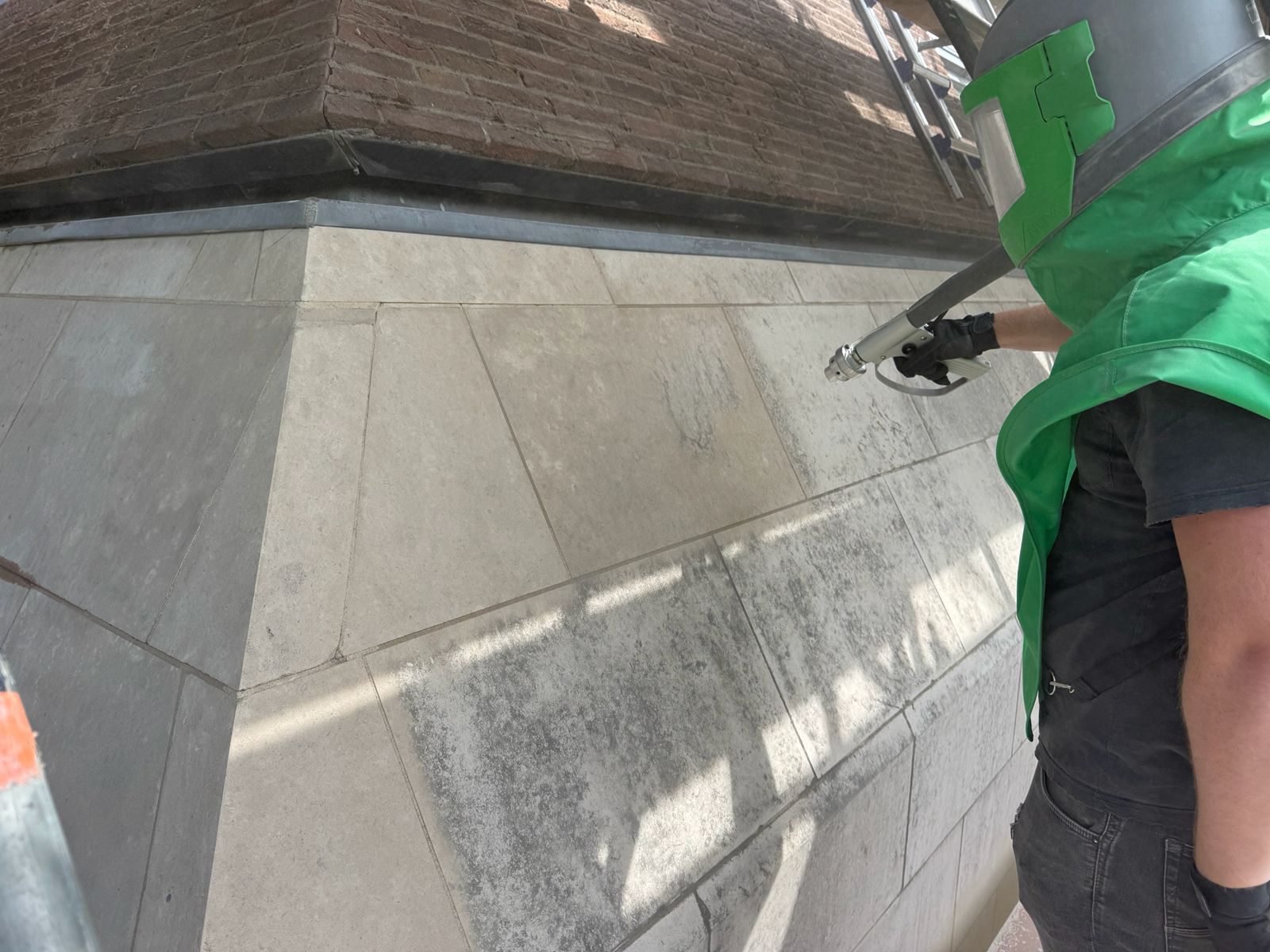 Behandeld Frans kalkstenen gevelvlak na het stralen