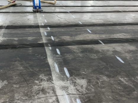 Gelijkmatig behandelde betonvloer na het kogelstralen in Aalsmeer
