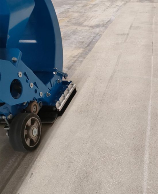 Beschadigde epoxycoating op betonvloer