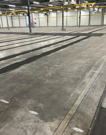 Bestaande betonvloer met oude vloerbanen in koelcel in Aalsmeer