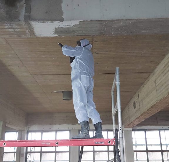 Medewerker straalt betonnen wanden en plafonds bij SugarCity