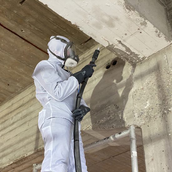 Medewerker straalt betonnen wanden en constructiedelen bij SugarCity