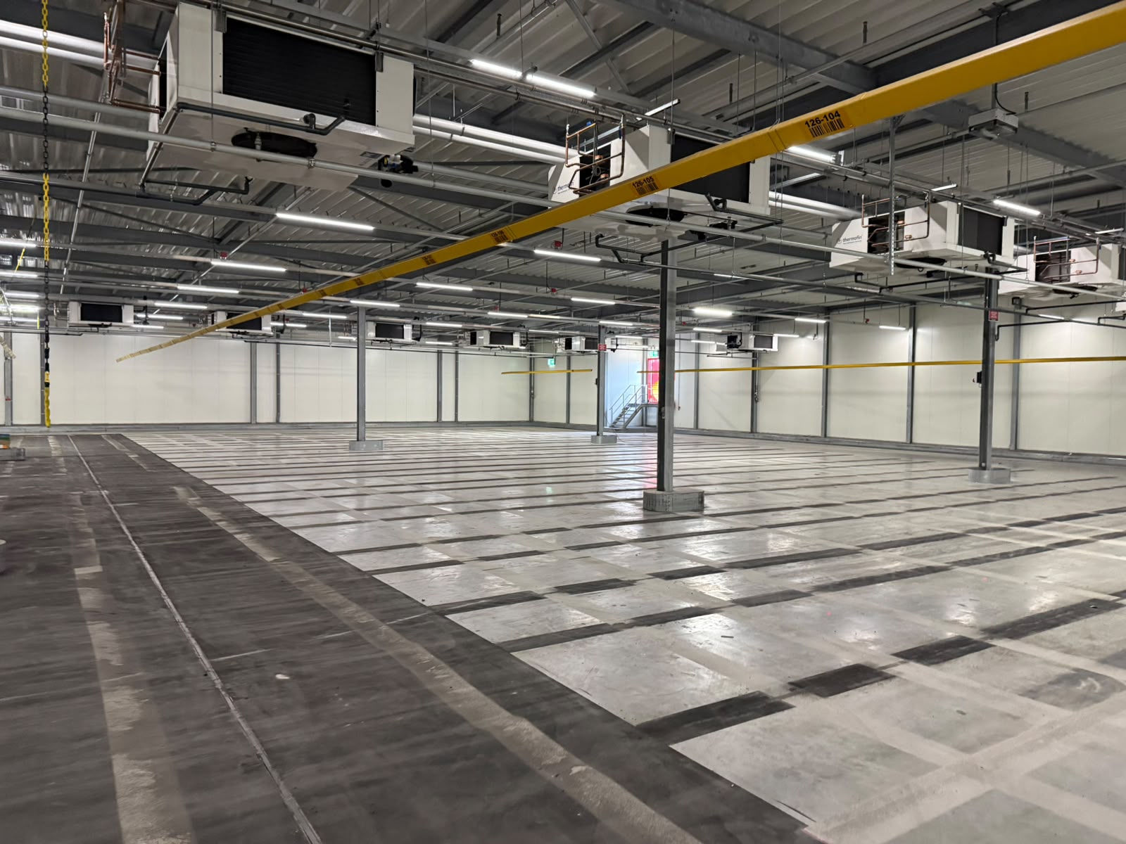 Kogelgestraalde betonvloer in een koelcel bij een bloemenveiling in Aalsmeer