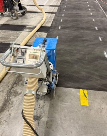 Detail van een opgeruwde betonvloer na kogelstralen