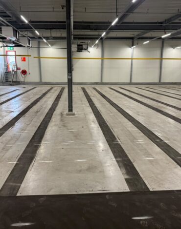 Betonvloer in koelcel na aanvullende verfverwijdering