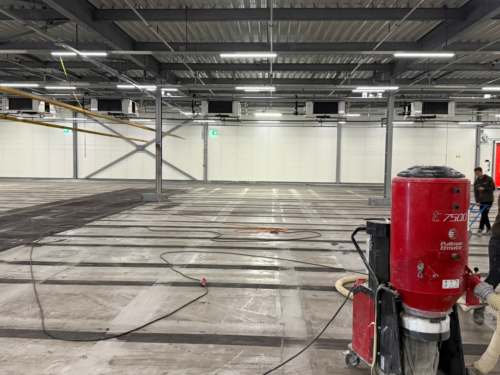 Betonvloer wordt nagezogen na het kogelstralen in Aalsmeer