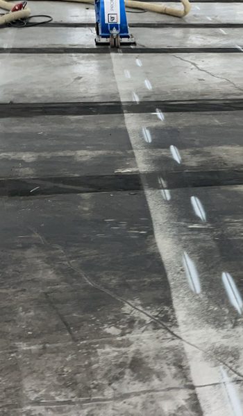 Overzicht van de betonvloer en het werkgebied bij een straalproject in Aalsmeer