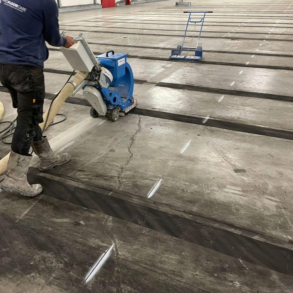 Kogelstraalmachine behandelt een grote betonvloer in Aalsmeer