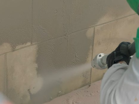 Straalnozzle tijdens behandeling van Frans kalksteen