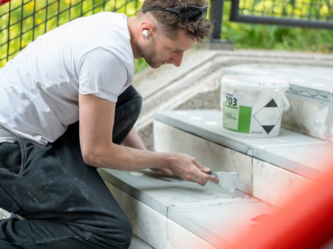 Medewerker behandelt traptreden op een buitenlocatie bij station Diemen Zuid