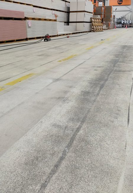 Kogelgestraalde betonvloer na het verwijderen van epoxycoating bij Hornbach