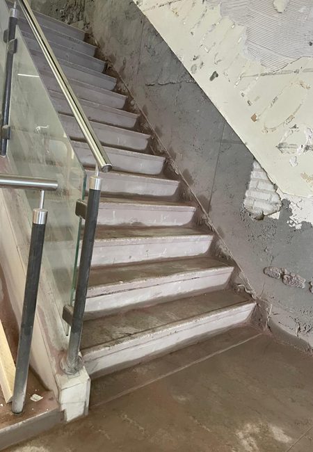 Granieten trap met een schoon en licht opgeruwd hechtingsprofiel