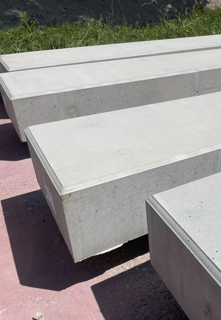 Gestraalde prefab betonnen traptreden met ruwe loopvlakken in Vlissingen