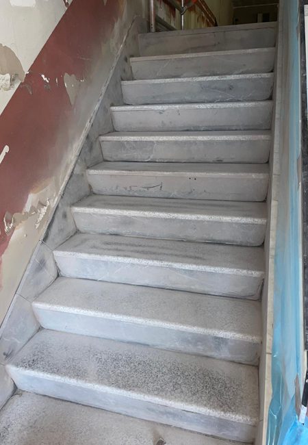 Eindresultaat granieten trap McDonald’s Eindhoven Granieten binnentrap na het stralen bij McDonald’s Eindhoven