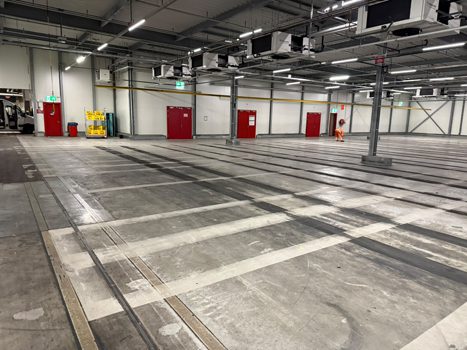 Gelijkmatig opgeruwde betonvloer in Aalsmeer Gelijkmatig opgeruwde betonvloer na het kogelstralen in Aalsmeer