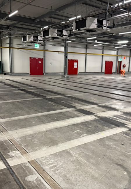 Eindresultaat kogelgestraalde betonvloer Aalsmeer Schone en gelijkmatig opgeruwde betonvloer na kogelstralen in Aalsmeer