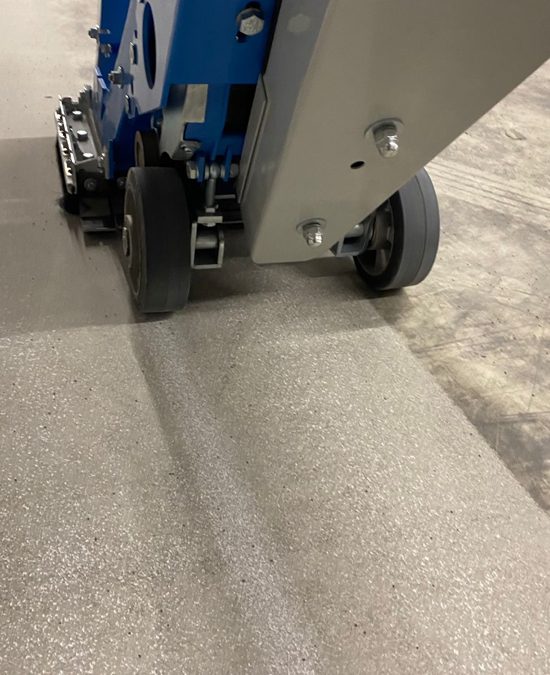 Betonvloer beoordelen tijdens coatingverwijdering