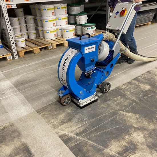 Kogelstraalmachine verwijdert epoxycoating van betonvloer bij Hornbach Den Haag