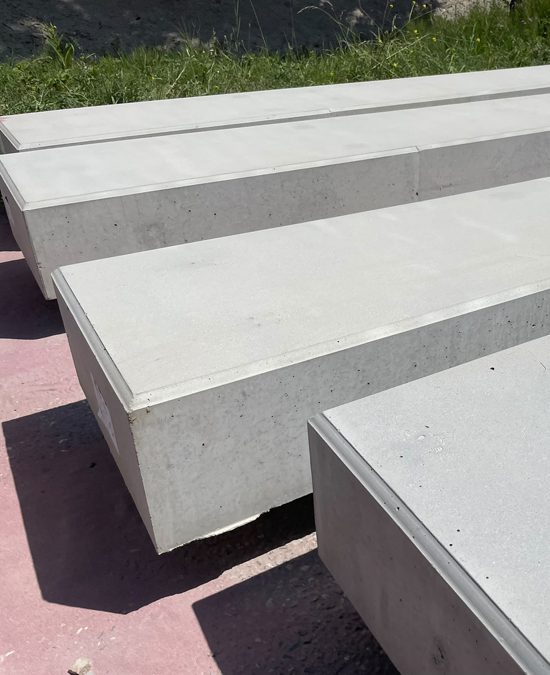 Prefab betonnen traptrede met een gelijkmatig fijn opgeruwd oppervlak