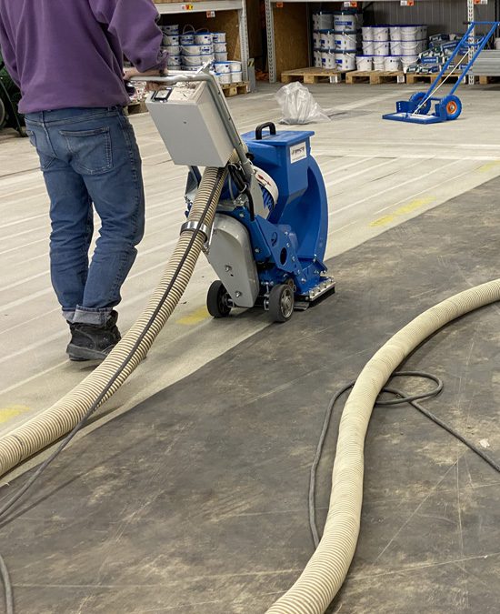 Kogelstraalwerk in een bestaande bedrijfsruimte met aanwezige stellingen en obstakels