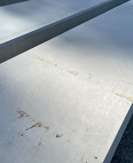Glad prefab beton voor proefbehandeling Glad prefab beton vóór een proefbehandeling voor het bepalen van de juiste ruwheid