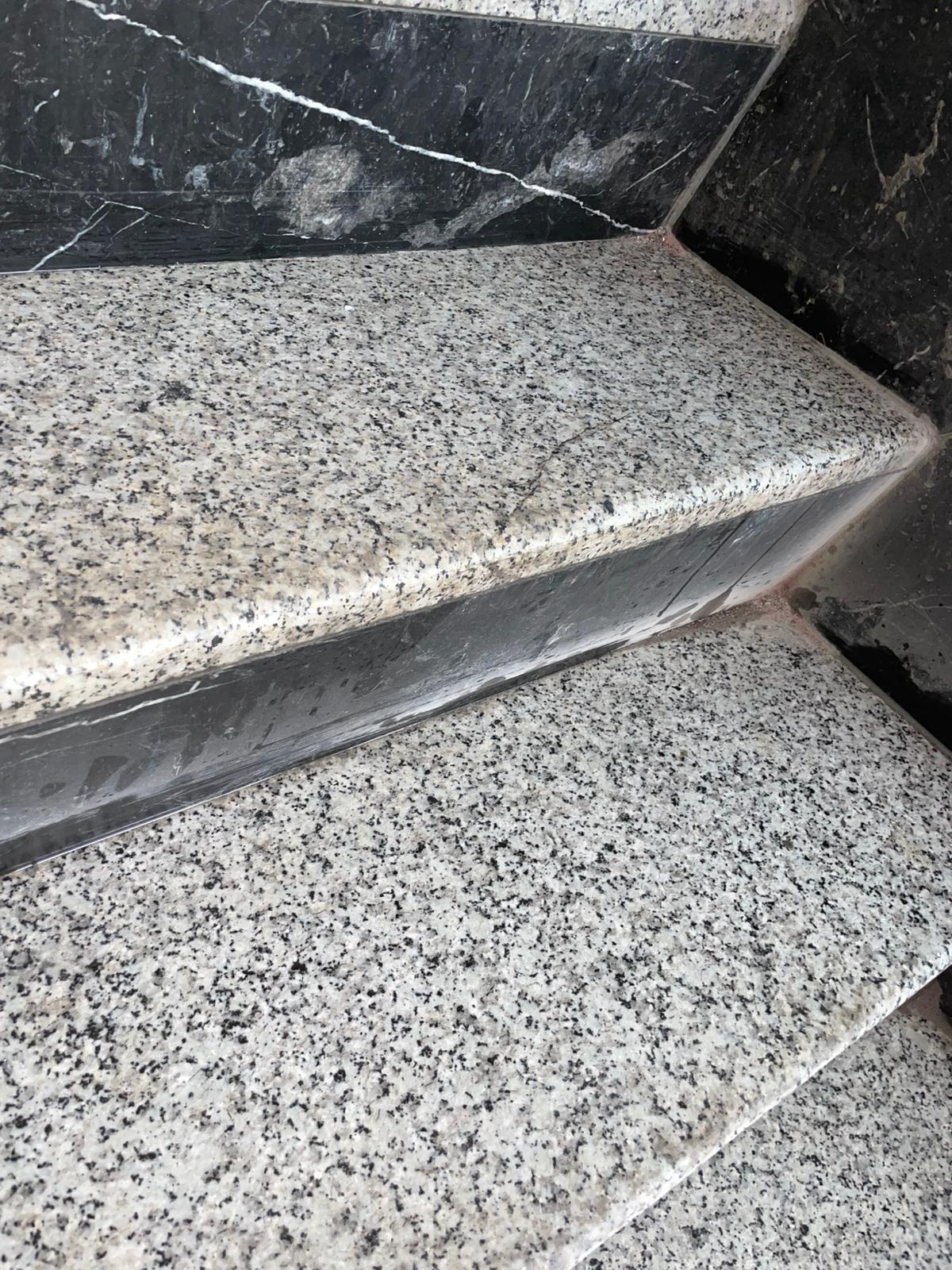 Granieten traptreden vóór het opruwen voor een nieuwe coating