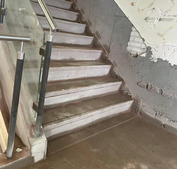 Granieten binnentrap McDonald’s Breda Granieten trap bij McDonald’s Breda vóór nieuwe afwerking