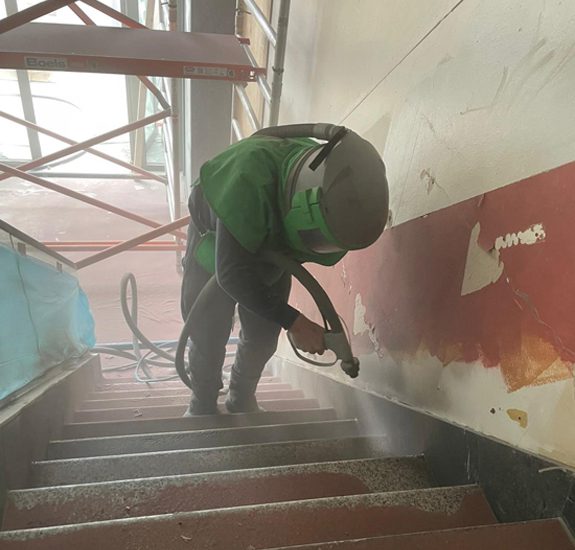 Medewerker straalt granieten trap bij McDonald’s Eindhoven
