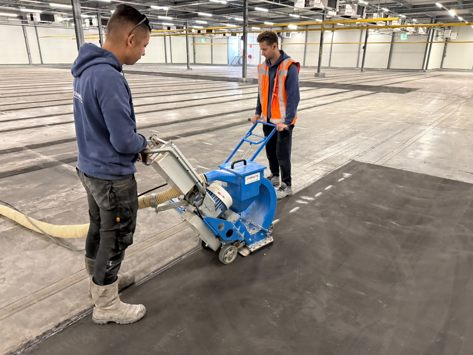 Betonvloer kogelstralen voor hechting van een nieuwe coating in Aalsmeer