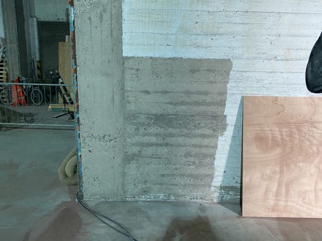 Gestraald betonoppervlak met zichtbaar geopende oppervlaktestructuur bij SugarCity