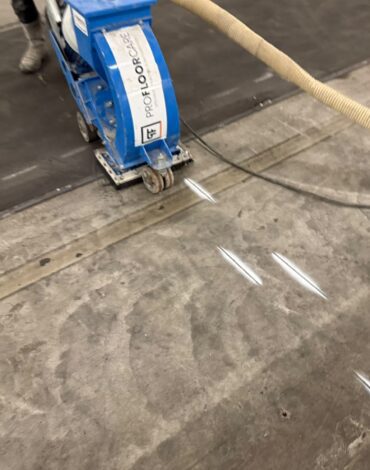 Kogelstraalmachine behandelt betonvloer bij bloemenveiling in Aalsmeer