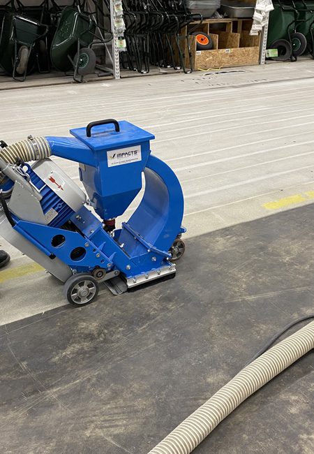 Kogelstraalwerk aan een betonvloer in de drive-through van Hornbach Den Haag