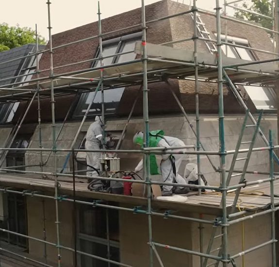 Kalkstenen gevel stralen bij landhuis in Loenen Kalkstenen gevel stralen bij landhuis in Loenen aan de Vecht