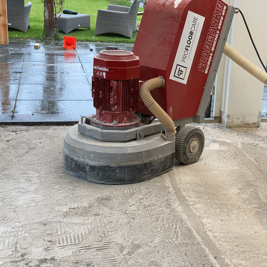 Lijmresten machinaal verwijderen van beton Vloermachine verwijdert lijmresten van een betonnen ondergrond