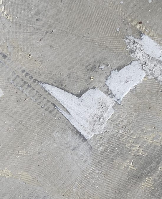 Lijmresten op betonvloer Lijmresten op betonvloer