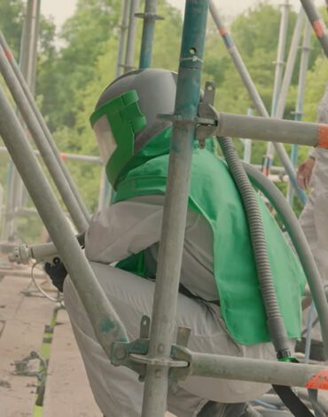 Straalwerk aan Frans kalksteen vanaf een steiger