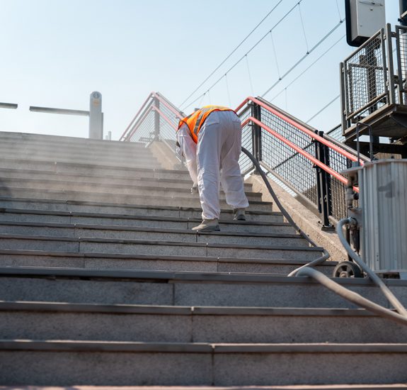 Natuurstenen traptreden stralen bij station Diemen Zuid