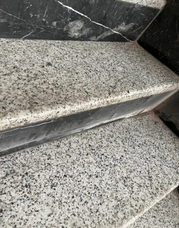 Close-up van oorspronkelijke granieten traptreden