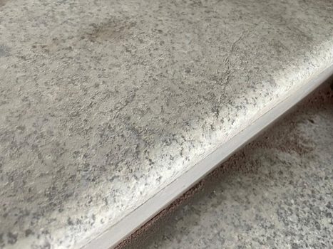 Hechtingsprofiel op gestraald graniet Detail van licht opgeruwd graniet na het stralen