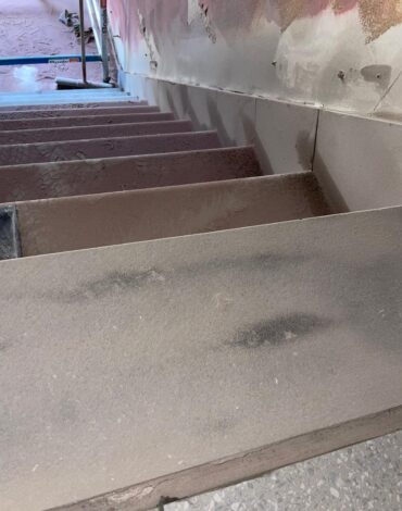 Granieten traptreden na het gecontroleerd opruwen