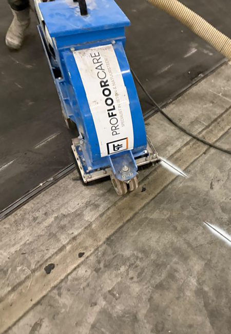 Oude belijning op betonvloer in koelcel Oude belijning en verschillende vloerbanen in koelcel in Aalsmeer