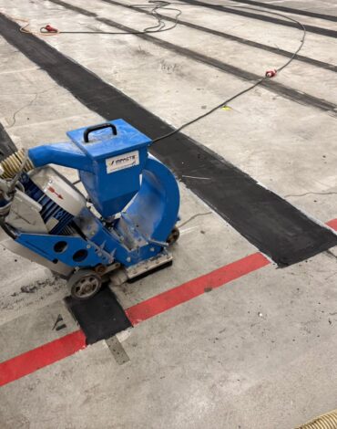 Kogelstraalmachine verwijdert oude vloerbelijning