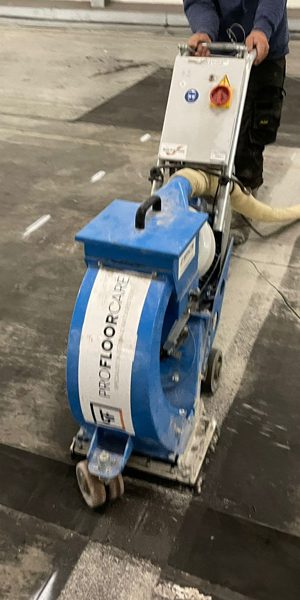 Detail van een kogelstraalmachine tijdens het behandelen van een betonvloer in Aalsmeer