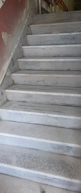 Overzicht van de granieten trap bij McDonald’s Eindhoven na straalwerk