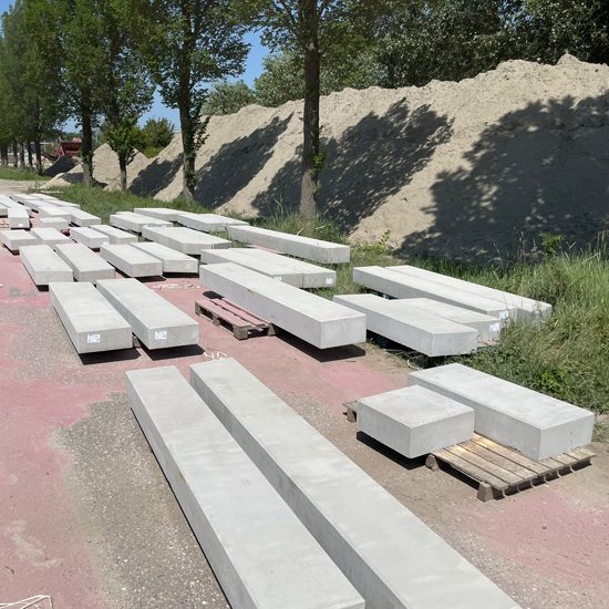 Medewerker zandstraalt prefab betonnen traptrede in Vlissingen