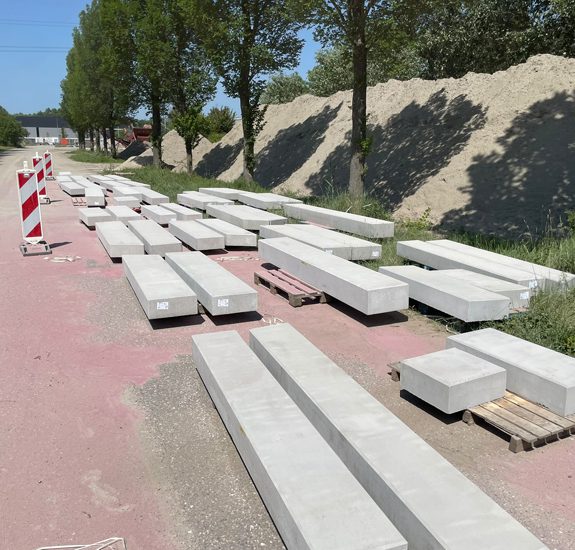 Prefab betonnen traptreden klaar voor zandstralen in Vlissingen