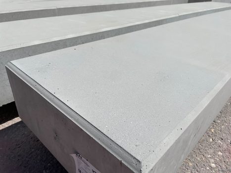 Prefab betonnen traptreden met een fijn ruwe structuur na het stralen