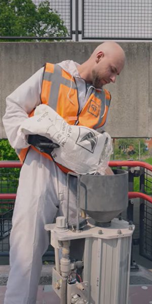 Overzicht van straalwerk aan de trappen van station Diemen Zuid